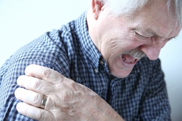 Sakit bahu pada seorang lelaki tua yang didiagnosis dengan arthrosis sendi bahu
