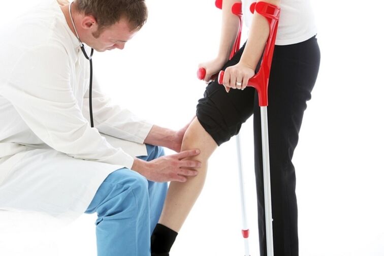 Pemeriksaan lutut pesakit dengan arthrosis sendi lutut